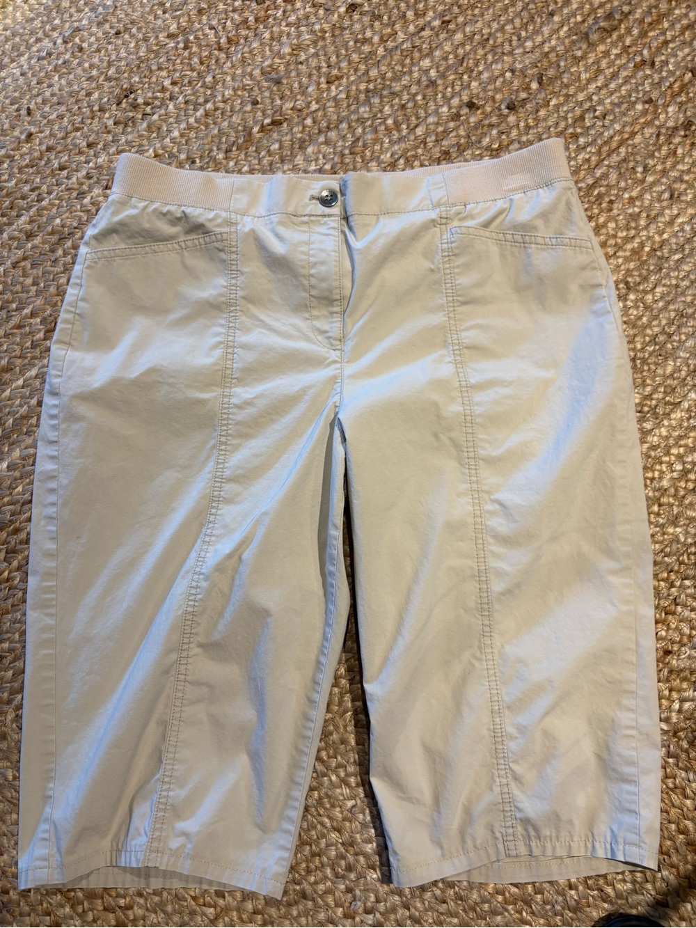 Chico's womens lightweight khaki tan capri pants size 2- med 8